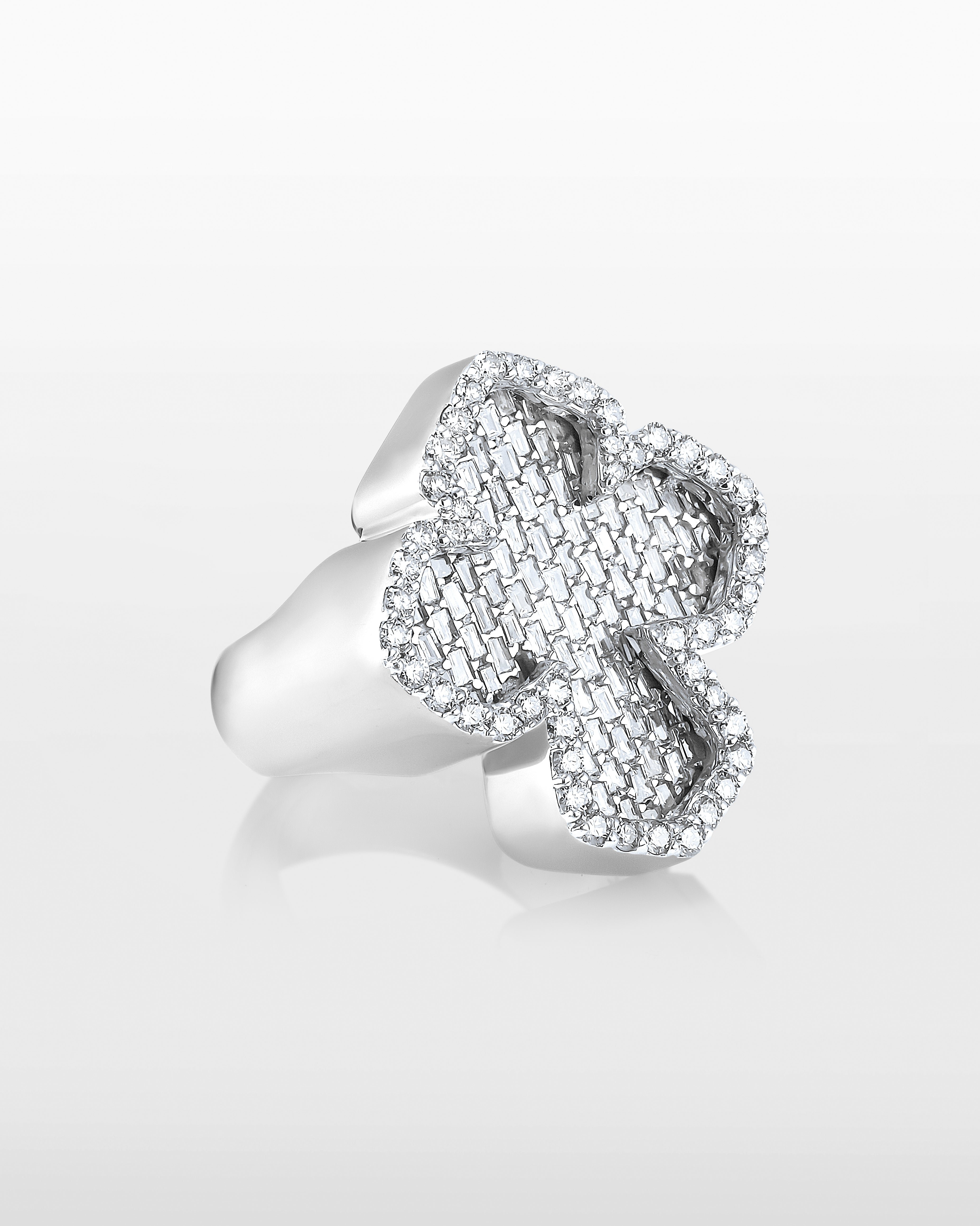 Anillo de cruz de baguette divina