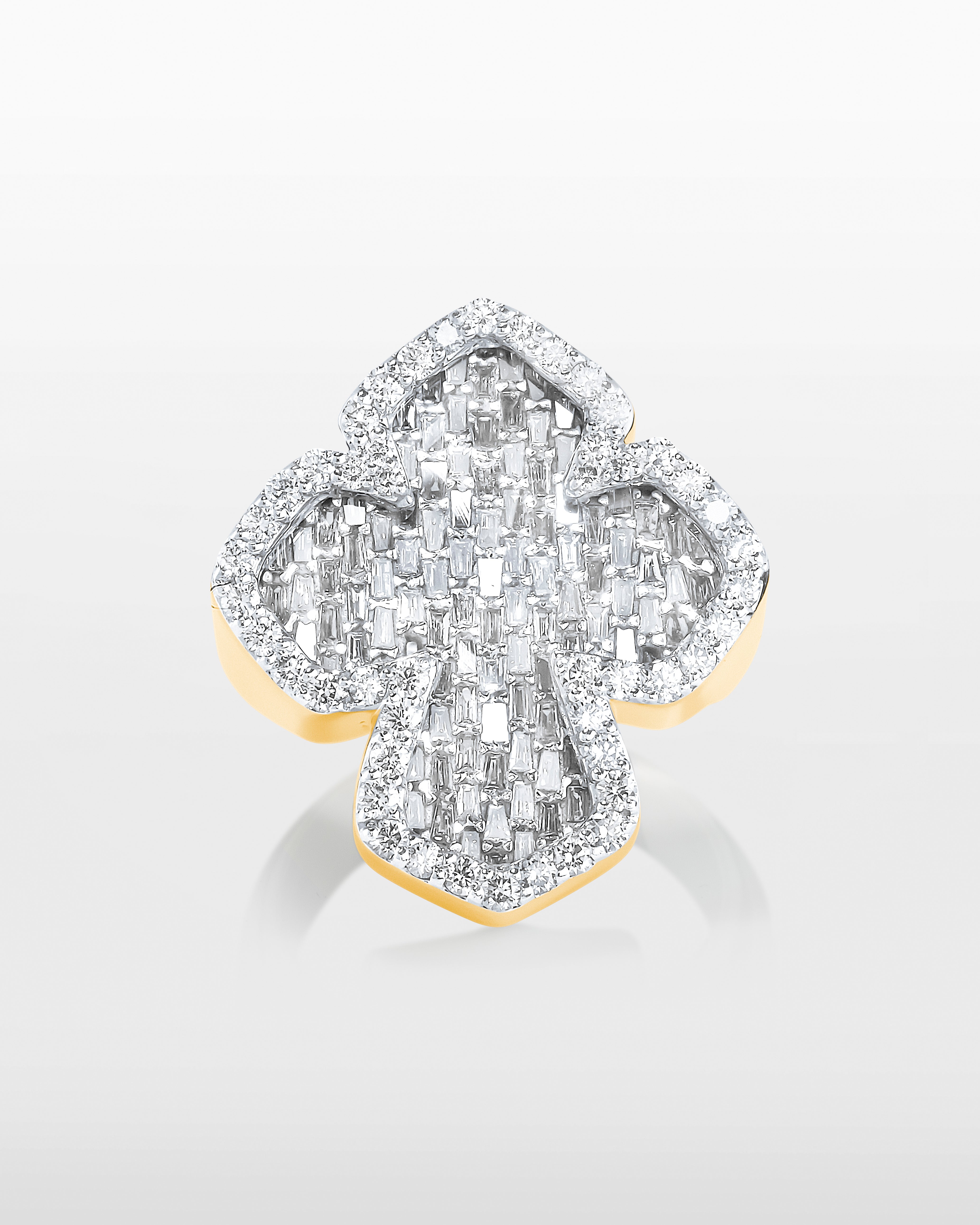 Anillo de cruz de baguette divina