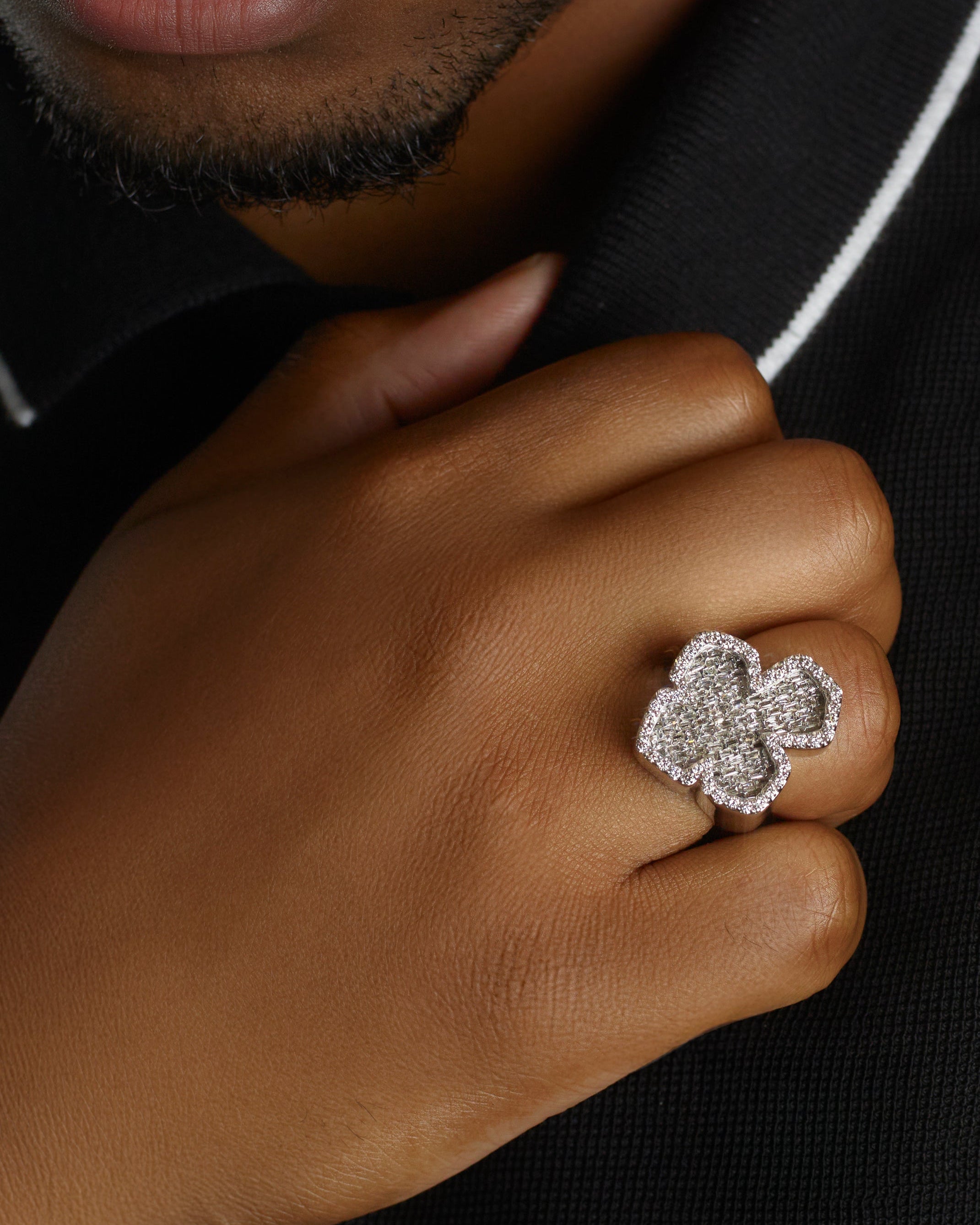 Anillo de cruz de baguette divina