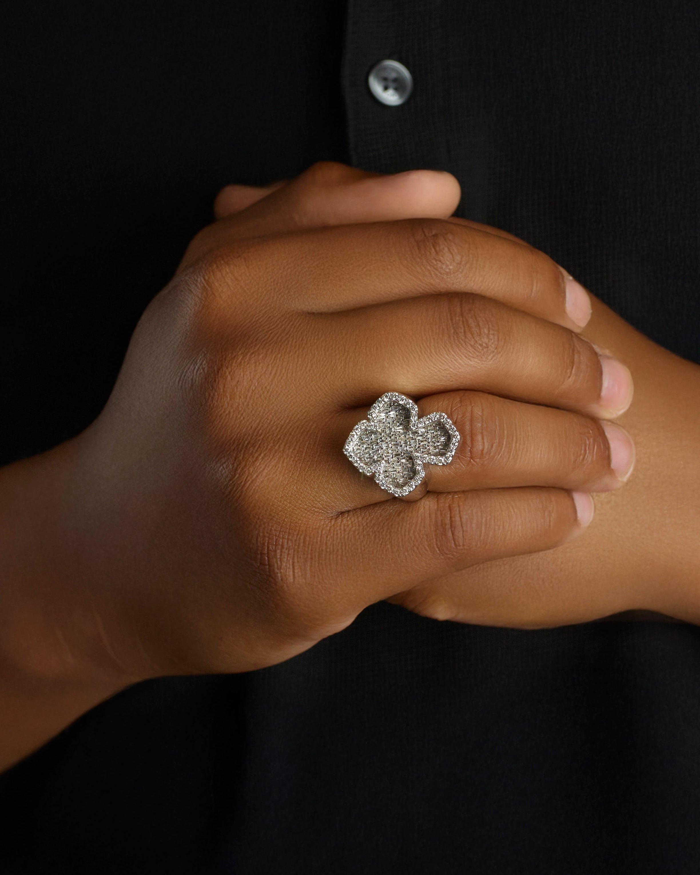 Anillo de cruz de baguette divina