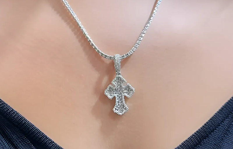 Sparkle and Elegance: 14K White Gold Luster Chain with Cross Pendant