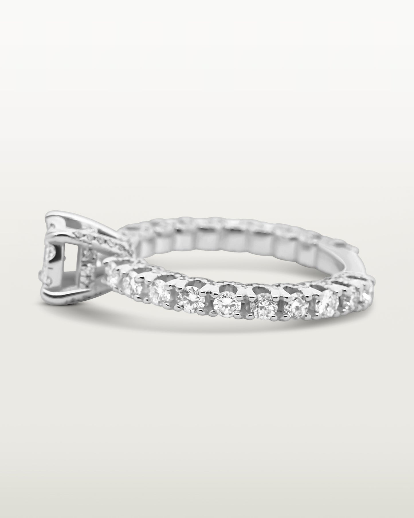 Anillo de compromiso infinito con diamantes