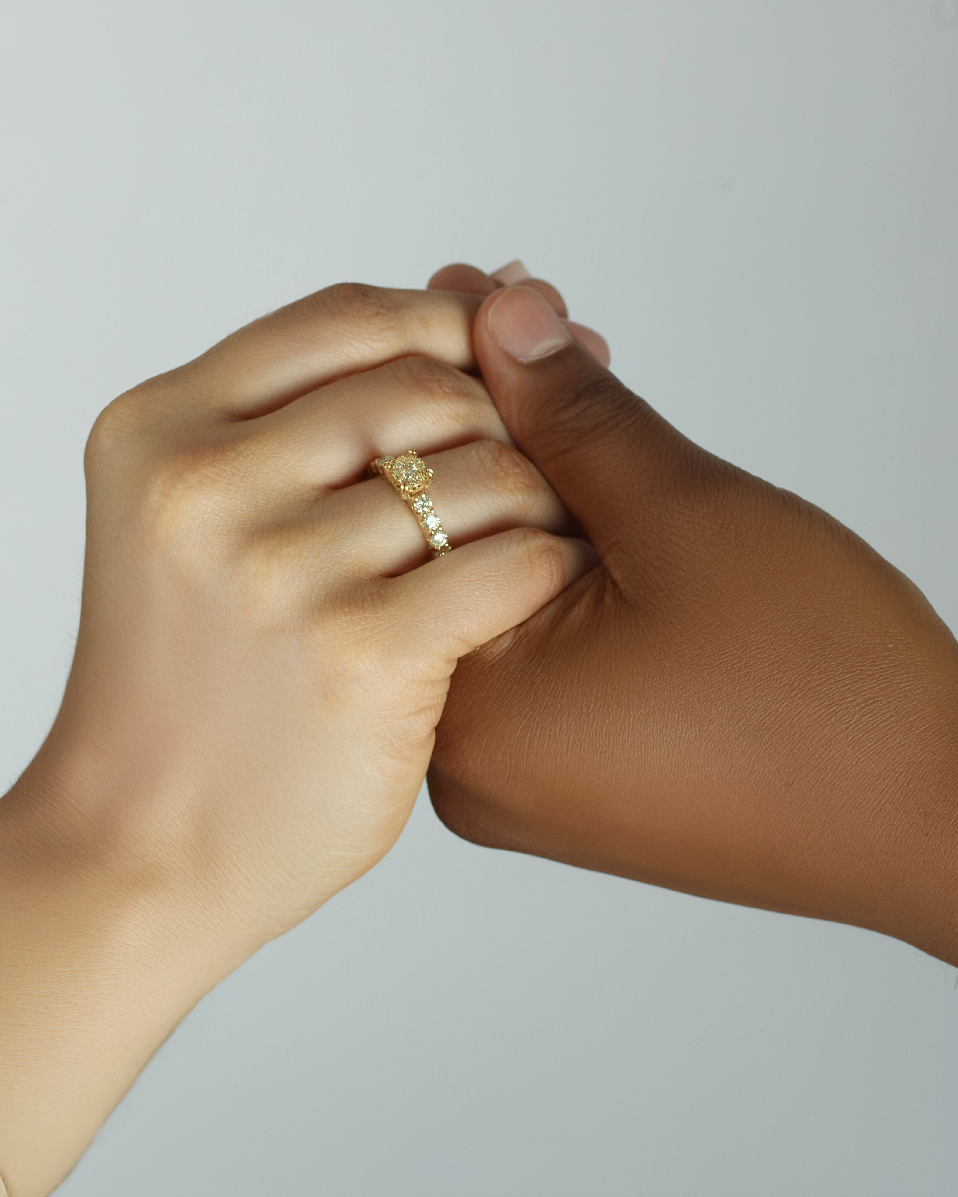 Anillo de compromiso infinito con diamantes